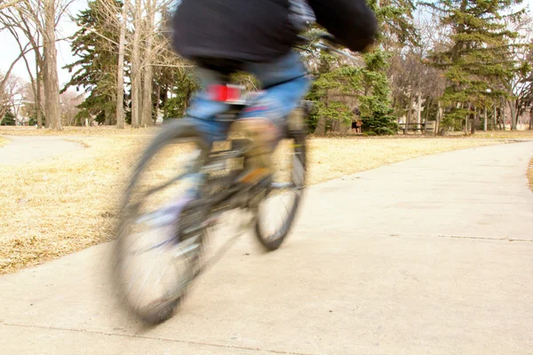 Rapaz a andar de bicicleta — Fotografia de Stock
