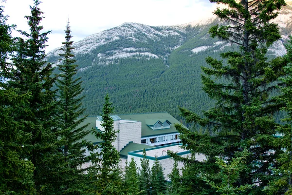 Edifício telhado verde nas montanhas — Fotografia de Stock