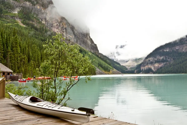 Canoe by the magnificent Lake Louis — Stock Photo, Image