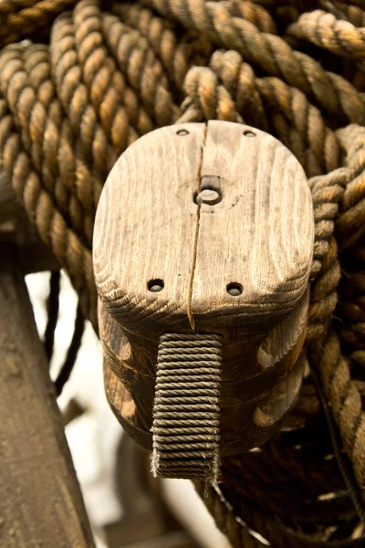 Stary sznur i koła pasowe drewniany blok — Zdjęcie stockowe