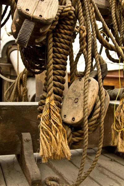 旧绳子和木块滑轮 — 图库照片