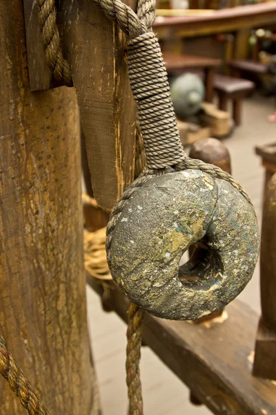 Old rope and wooden block pulleys — Stock Photo, Image