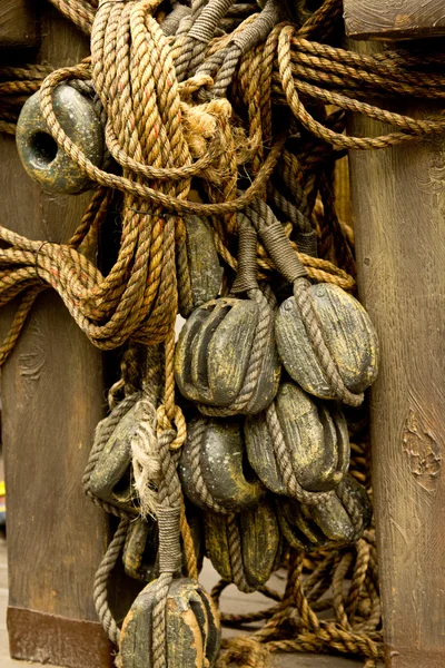 Oude touw en houten blok katrollen — Stockfoto