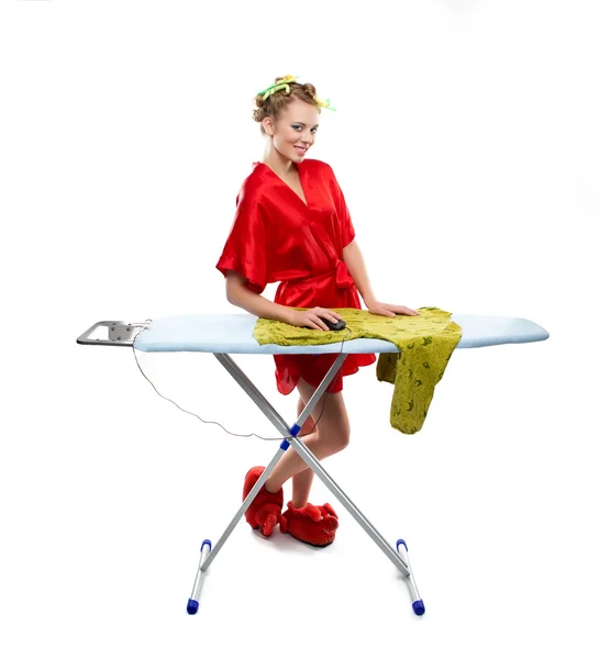 Frau bügelt Kleidung mit der Computermaus — Stockfoto