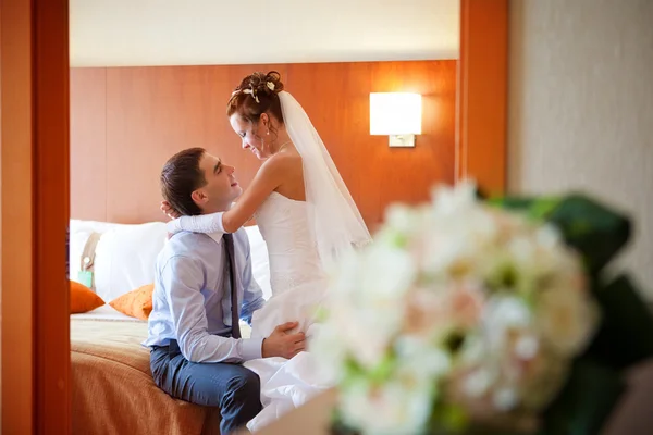 Yeni evli çift yatak odasında romancing — Stok fotoğraf