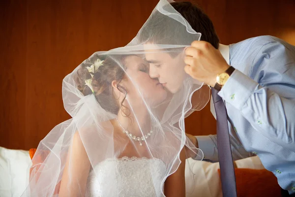 Novomanželský pár líbat navzájem Royalty Free Stock Obrázky