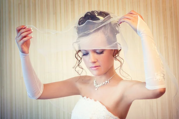 Привлекательная невеста открывает лицо — стоковое фото