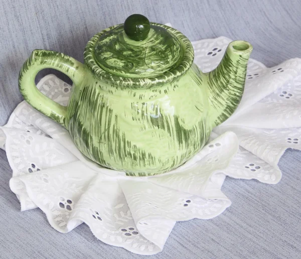 Зелений чайник на льодовій серветці — стокове фото