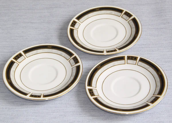 Três placas redondas de cerâmica em um fundo cinza — Fotografia de Stock