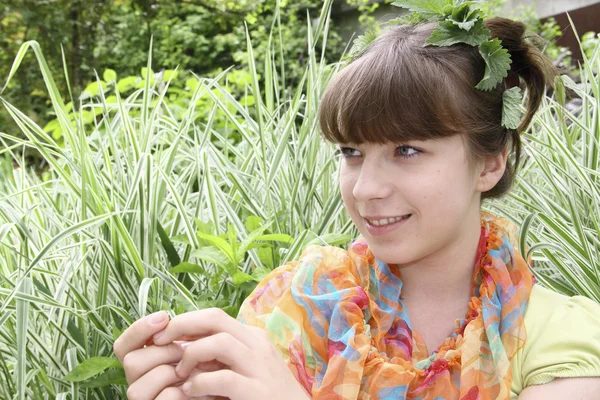 Романтическая девушка против травы в ярком шарфе — стоковое фото