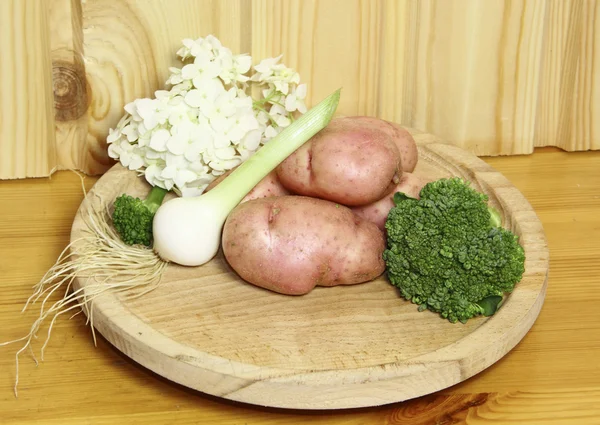Patata, cavolo e cipolle su una platessa di legno — Foto Stock