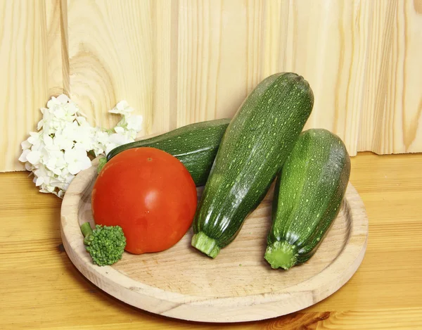 Domates ve ahşap bir tabakta sebze iliği — Stok fotoğraf