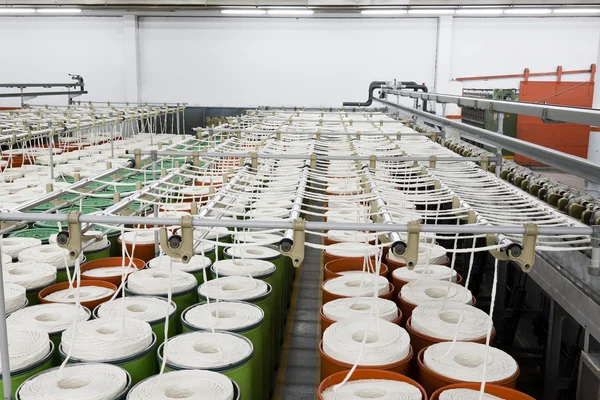 Cotone in lavorazione per la fabbricazione di filati — Foto Stock