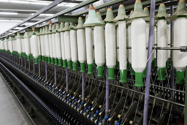 Baumwollsaitenspulen in einer Textilfabrik — Stockfoto