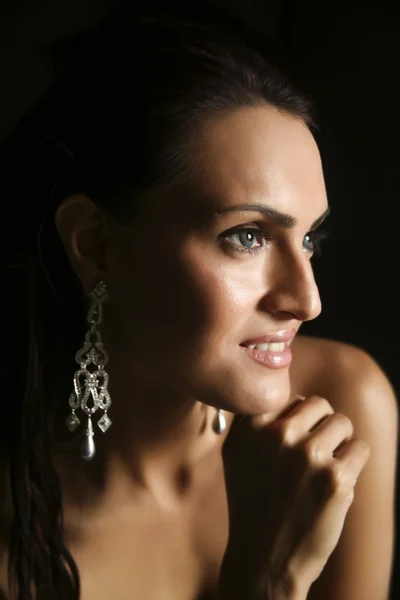 Kvinnliga mode modell bär smycken — Stockfoto