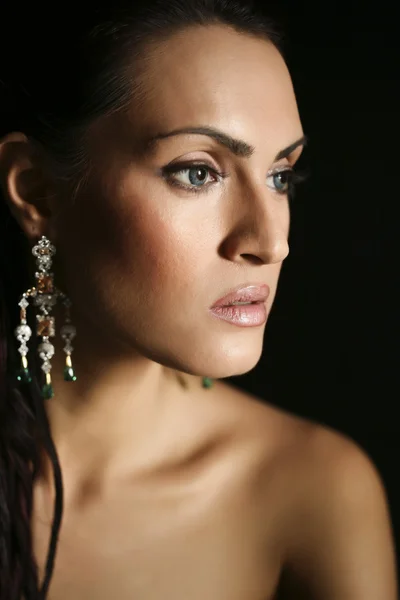 Kobiece kobieta moda model noszenia biżuterii — Zdjęcie stockowe