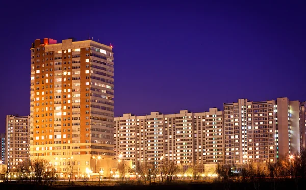 Bloco de apartamentos de vários andares — Fotografia de Stock