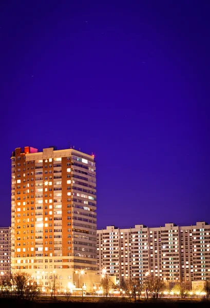 Flera våningar bostadshus — Stockfoto