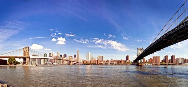 Brooklin and Manhattan bridges taken from quay — Stock Photo, Image
