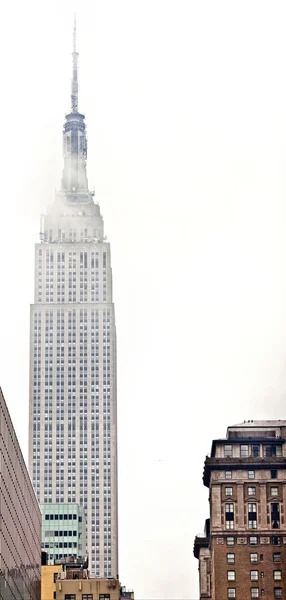 Empire State Building dans le brouillard — Photo