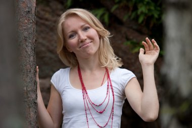 Açık havada bir kızın portresi.