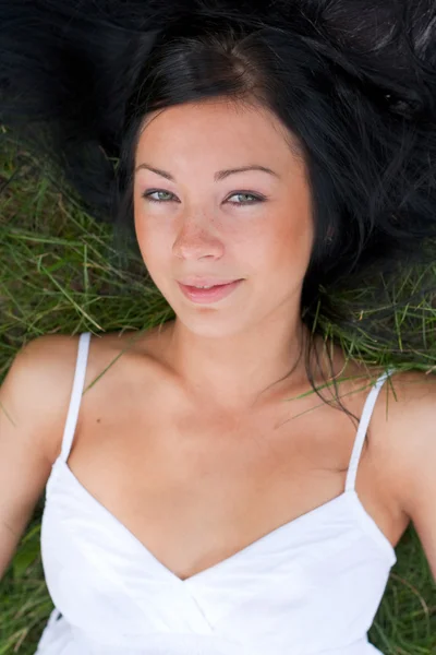 Portret van een meisje liggen op gras — Stockfoto