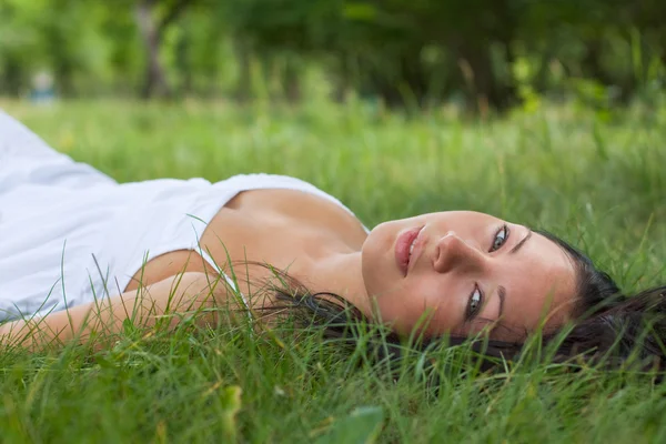 Portrait of a girl lying on grass — Stock Photo, Image