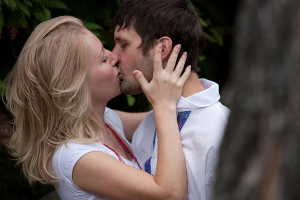 Um par de jovens casais se beijando no parque — Fotografia de Stock
