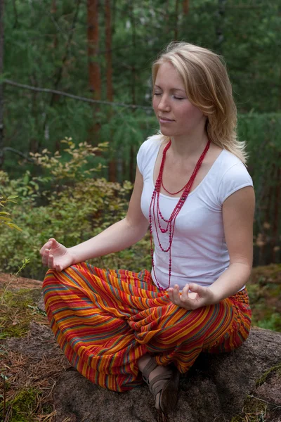 Girl practices yoga in the woods — Stock Photo, Image