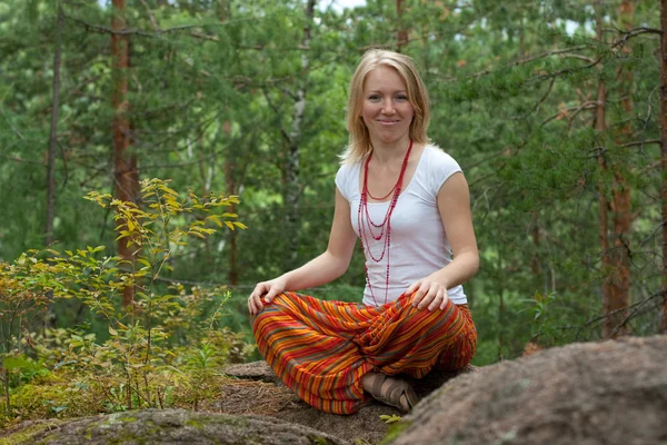 Pige praktiserer yoga i skoven - Stock-foto