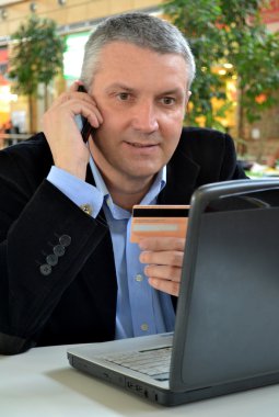genç adamla Casual: diz üstü