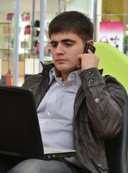Dorywczo młody człowiek z jego laptop — Zdjęcie stockowe