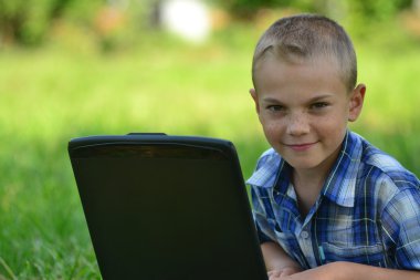 çocuk parkında bir dizüstü bilgisayar ile