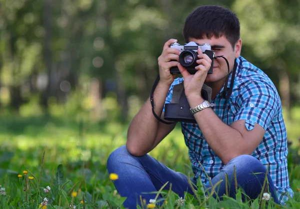 Porträtt av en man i en park med en kamera — Stockfoto