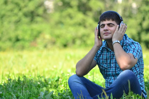 Portret van een man in een park met koptelefoon Stockfoto