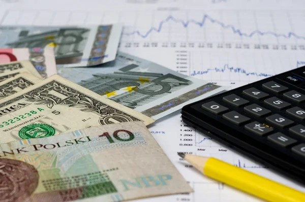 Kalkulačka, peníze a graf — Stock fotografie