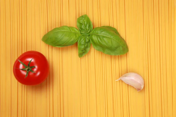 Спагетті з помідорами, часником та базиліком — стокове фото