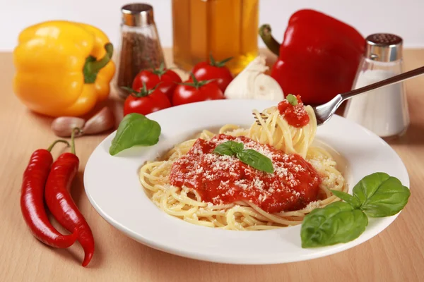 Frisches Spaghetti-Essen — Stockfoto