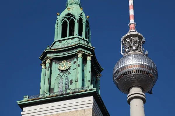 Berliner fernsehturm und nikolai-kirche — Stockfoto