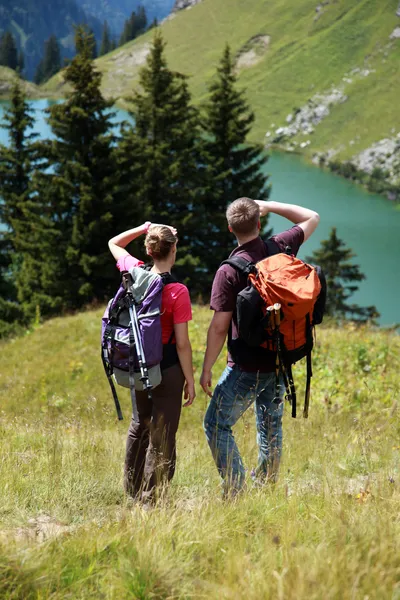 Young hiking in the mountains — Stock Photo, Image