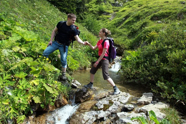 Paar wandert in den Bergen — Stockfoto