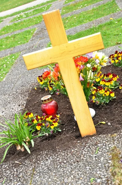 Cross on grave — Stock Photo, Image