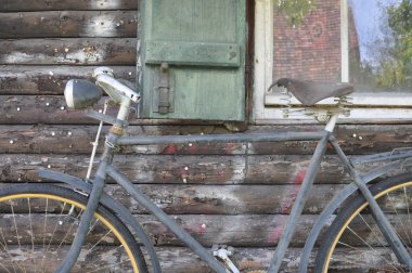 Fahrrad vor Fenster mit Fensterladen