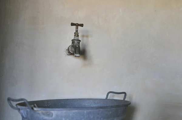 stock image Wasserhahn und Zinkwanne