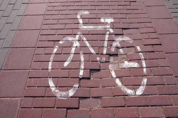 Kırmızı kiremit tabanlı bisiklet yolu. — Stok fotoğraf