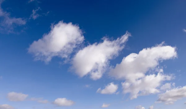 Весенние облака в небе — стоковое фото
