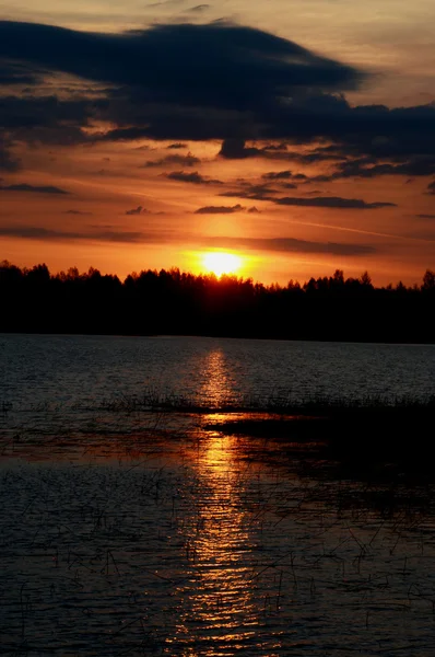 Frühlingssonnenaufgang über dem See. — Stockfoto