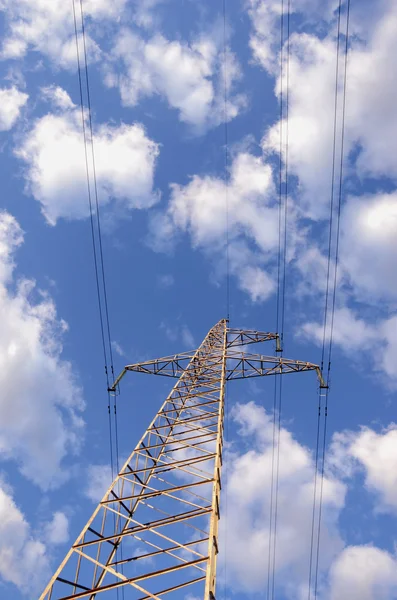 Fios e postes de eletricidade de alta tensão . — Fotografia de Stock
