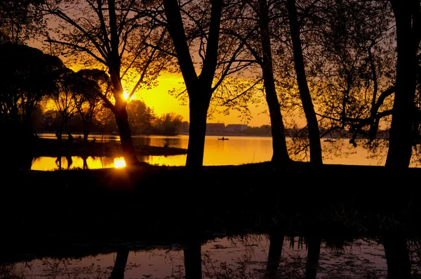 Romantisk solnedgång färgstarka reflektioner. — Stockfoto