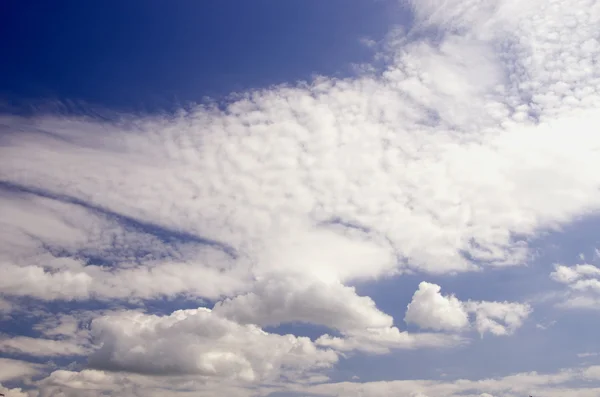 Солнечное небо с облаками . — стоковое фото